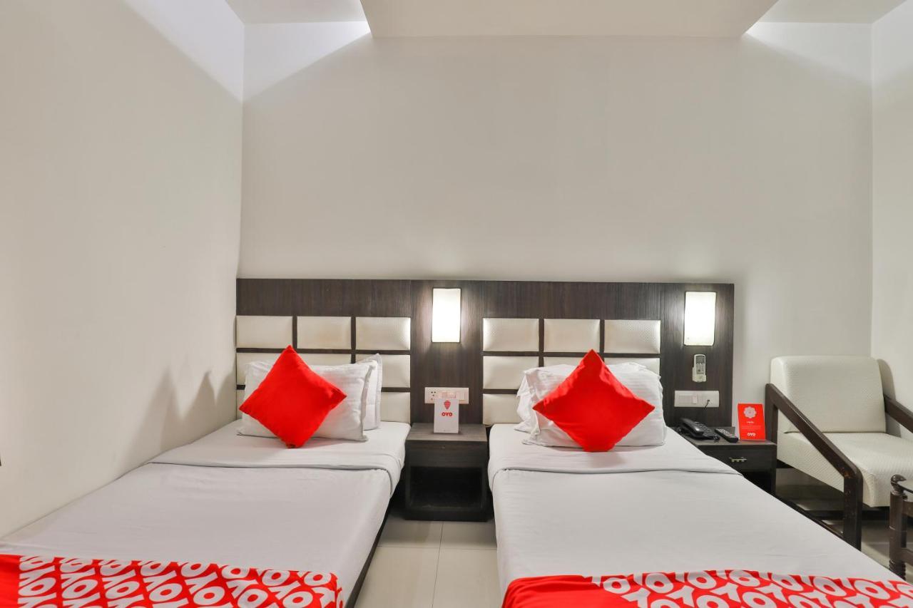 Oyo 2351 Hotel Golden Plaza Ahmedabad Exterior foto