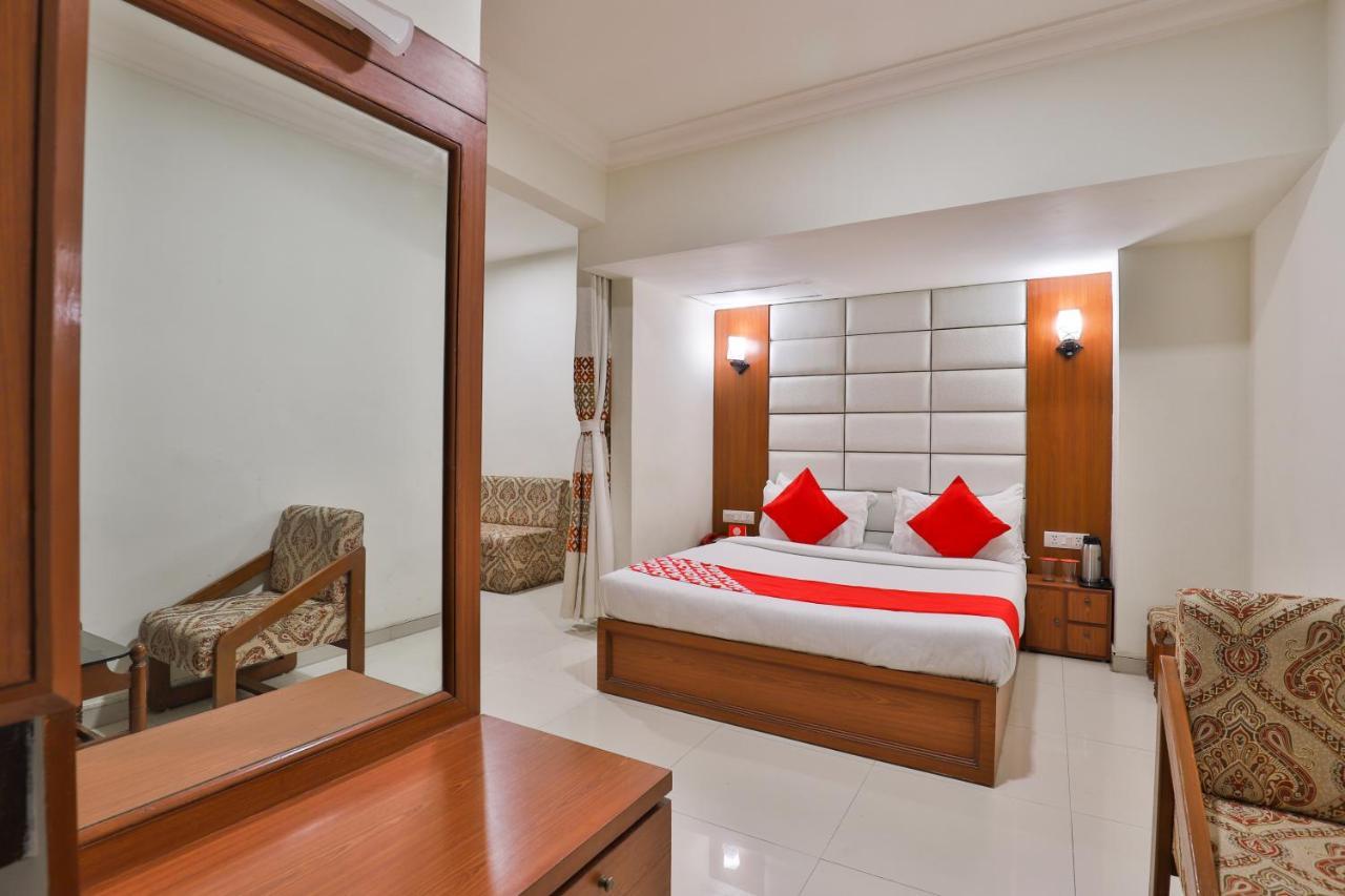 Oyo 2351 Hotel Golden Plaza Ahmedabad Exterior foto