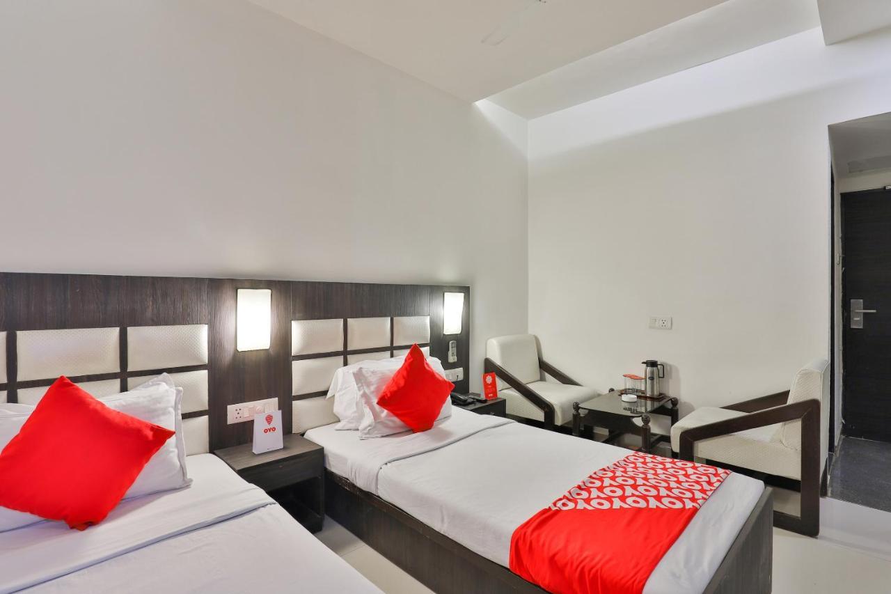 Oyo 2351 Hotel Golden Plaza Ahmedabad Exterior foto