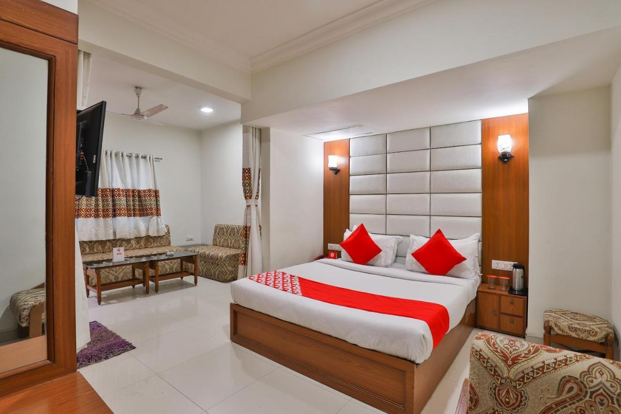 Oyo 2351 Hotel Golden Plaza Ahmedabad Exterior foto