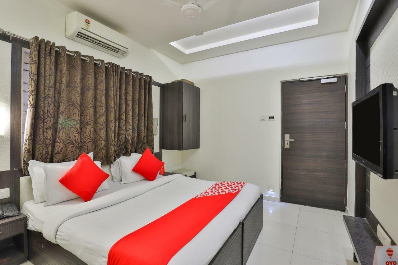 Oyo 2351 Hotel Golden Plaza Ahmedabad Exterior foto